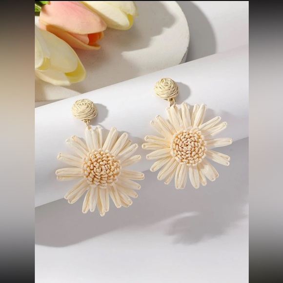 🌼 Flower Drop Earrings - Picture 4 of 7